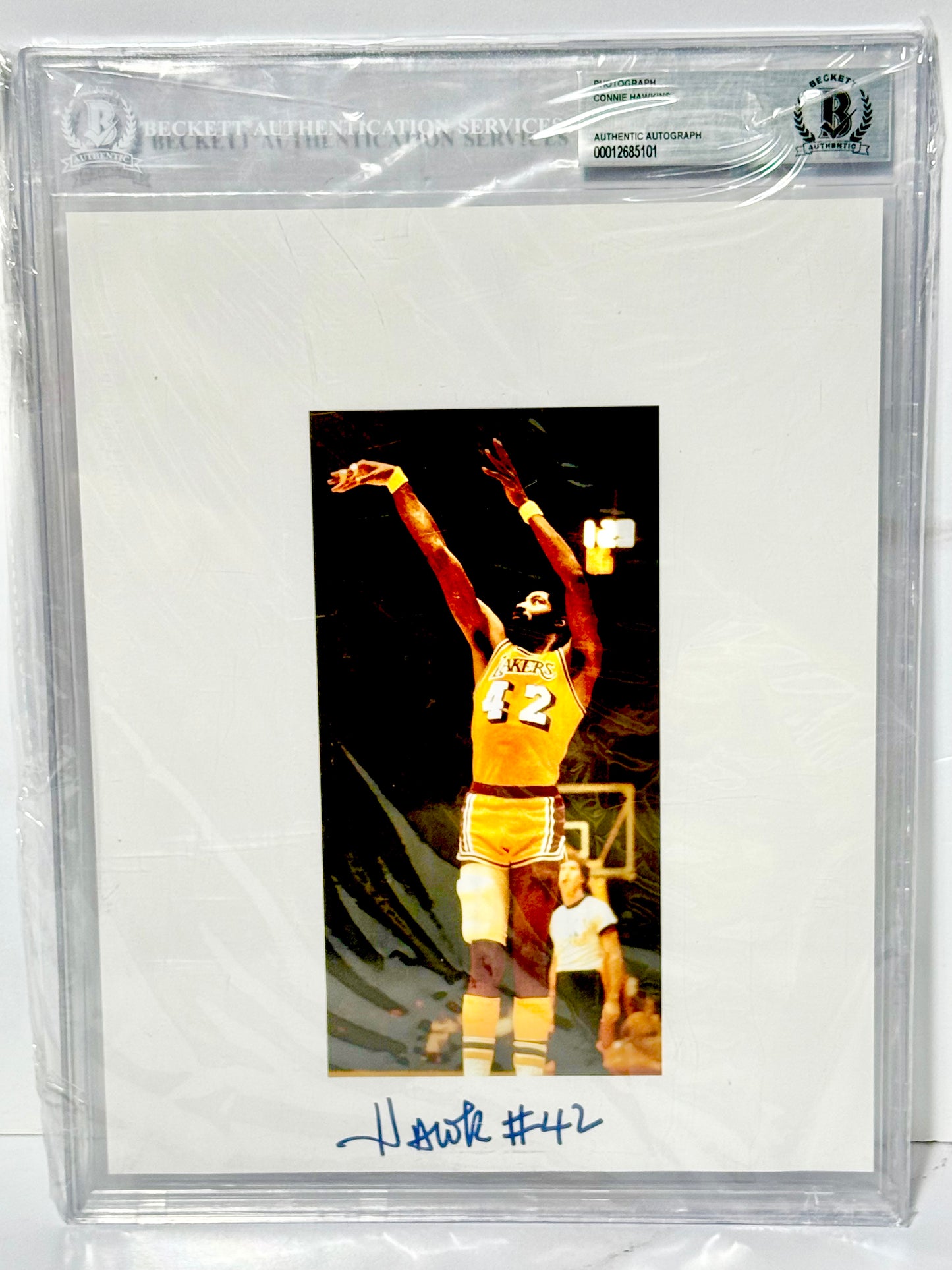 Connie Hawkins Signed Lakers 8x10 Beckett Slabbed