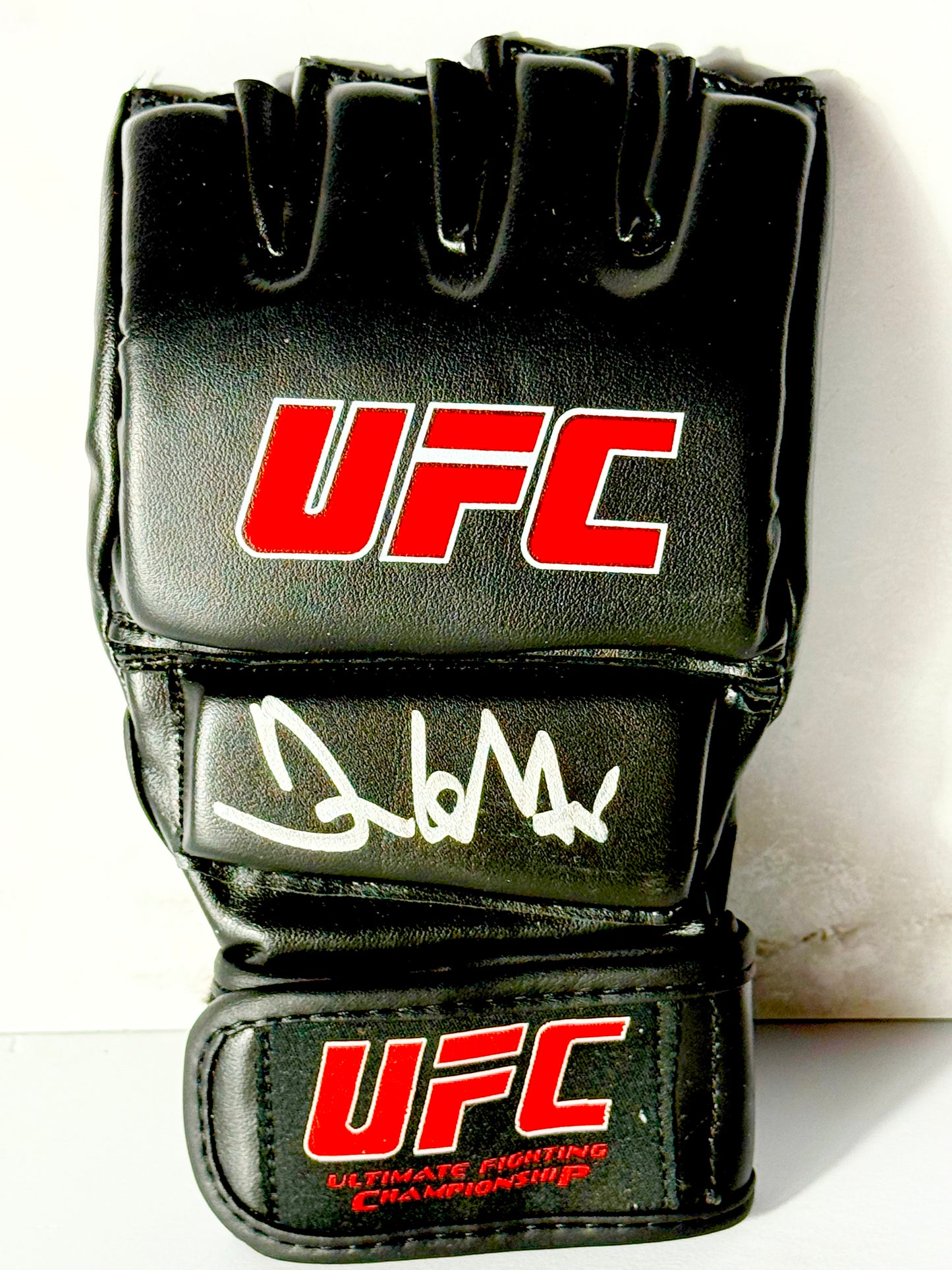 Cain Velasquez Signed UFC Glove Beckett Certified